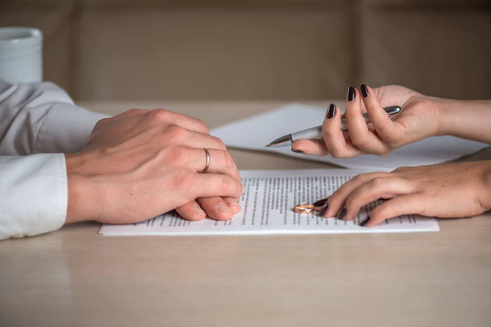 Couple signing divorce paper.